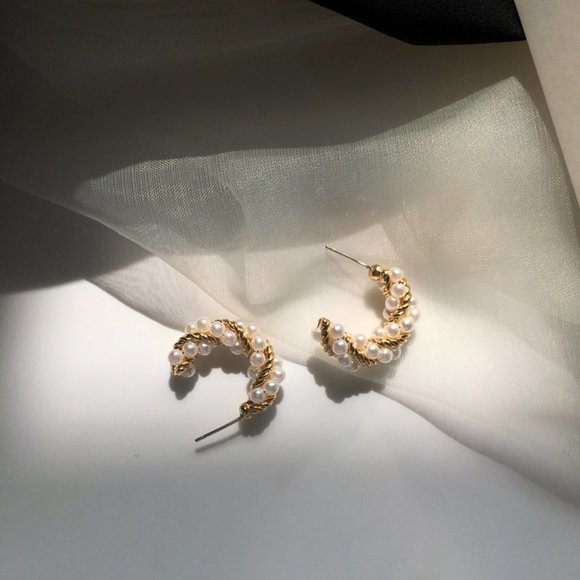 💙Pearls Twisted Croissant Dome Earrings - Picture 11 of 15